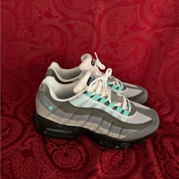 Nike Air Max 95 in Gray and Mint - Picture 3 of 3